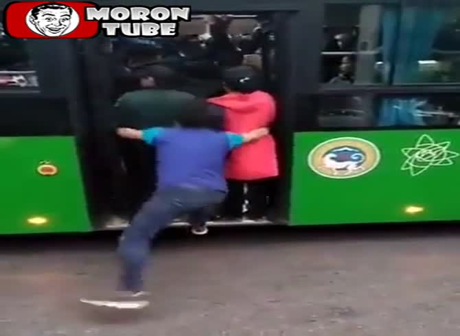 Video :In order to board a packed bus, he strikes a stranger in the ass!